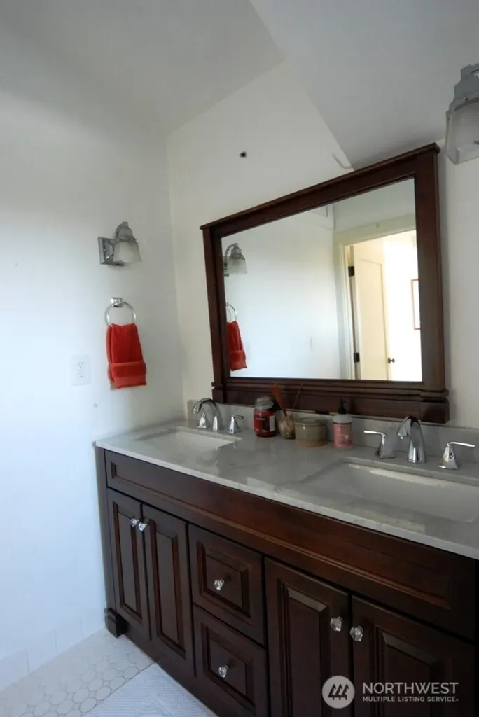 3911 1st Avenue NE Seattle WA 98105