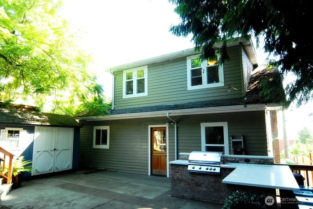 3911 1st Avenue NE Seattle WA 98105