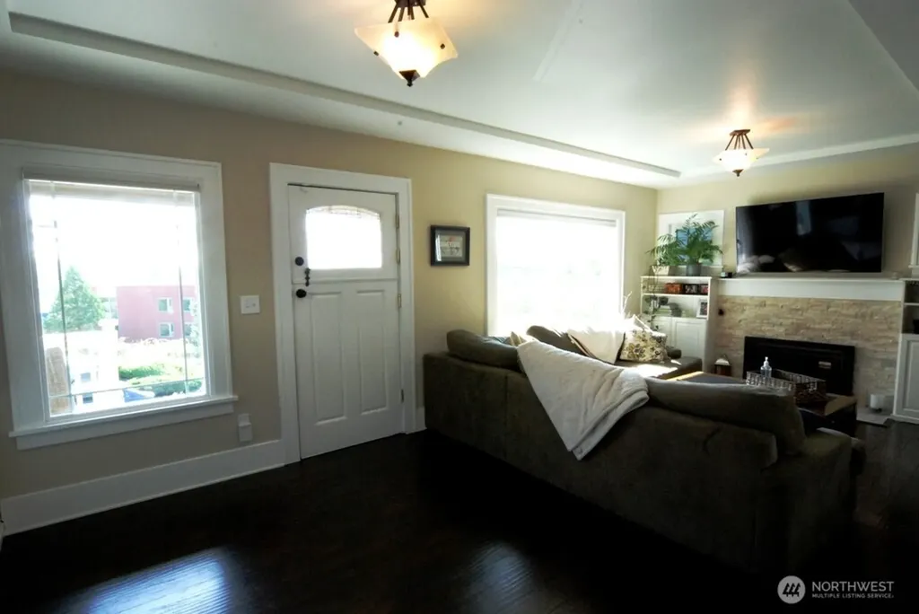 3911 1st Avenue NE Seattle WA 98105