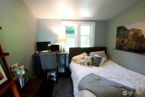 3911 1st Avenue NE Seattle WA 98105