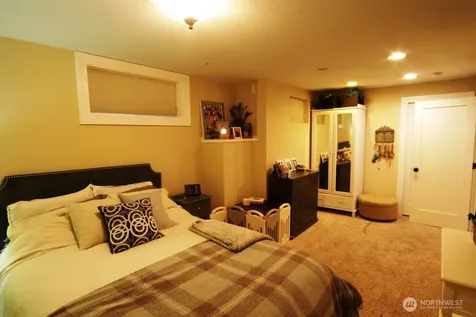 3911 1st Avenue NE Seattle WA 98105