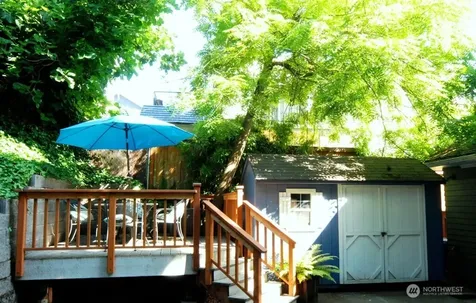 3911 1st Avenue NE Seattle WA 98105