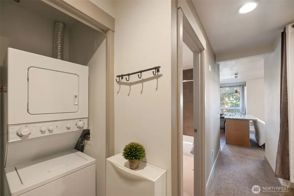 4547 8th Avenue NE Seattle WA 98105