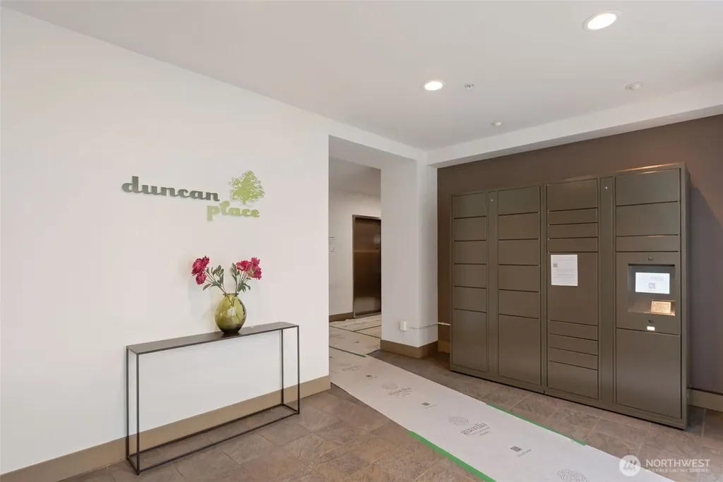4547 8th Avenue NE Seattle WA 98105