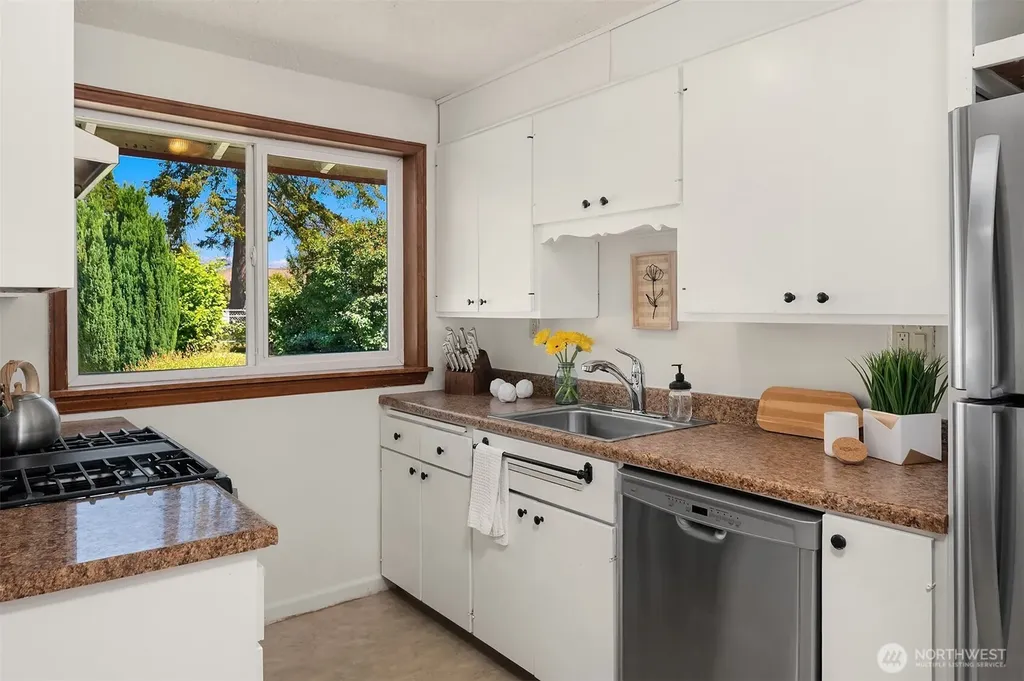 16022 11th Avenue SW Burien WA 98166