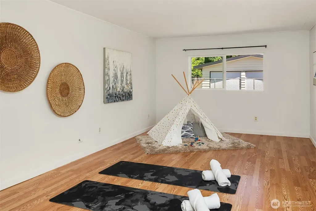 16022 11th Avenue SW Burien WA 98166