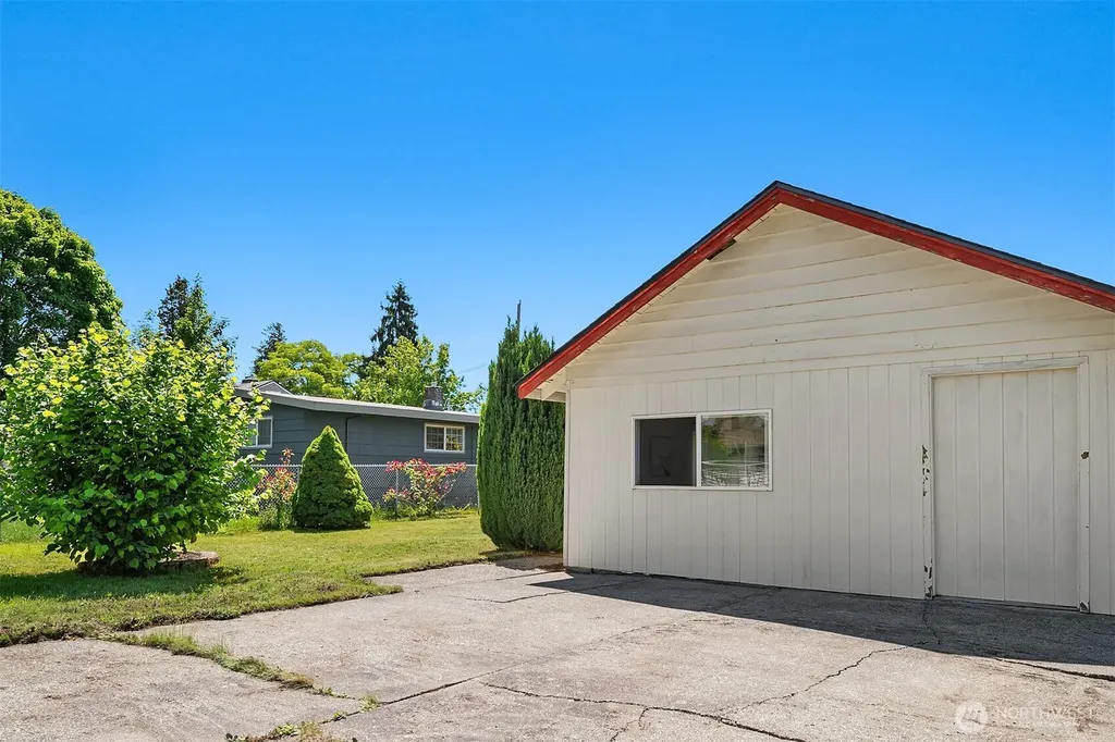 16022 11th Avenue SW Burien WA 98166