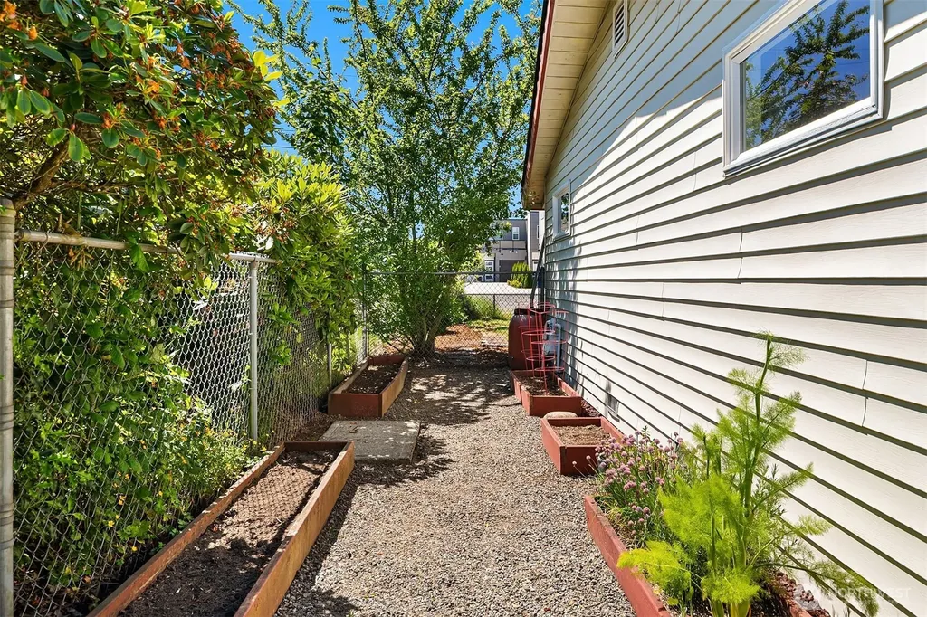 16022 11th Avenue SW Burien WA 98166