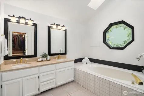 24520 NE 11th Place Sammamish WA 98074