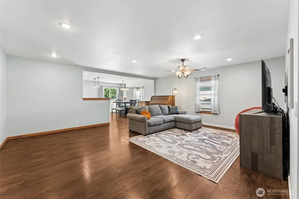 305 Nelsen Street NE Orting WA 98360
