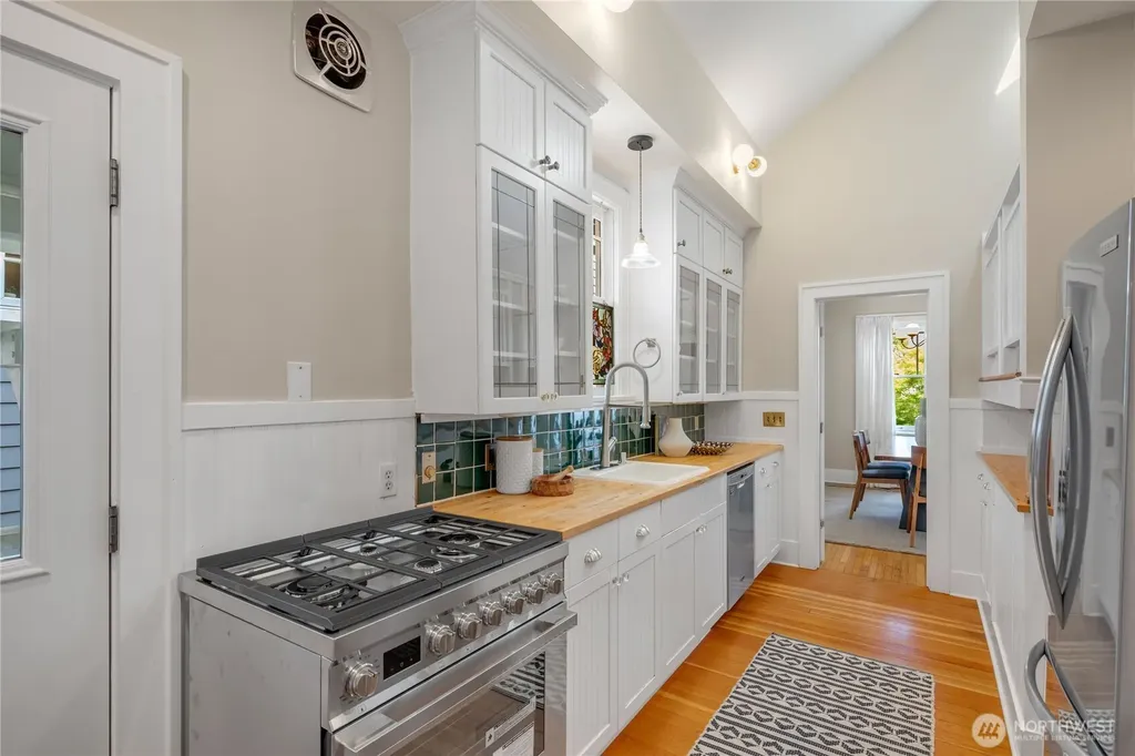 3929 Ashworth Avenue N Seattle WA 98103