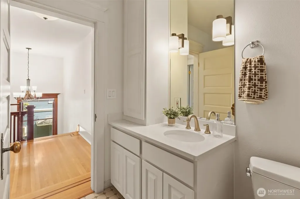 938 18th Avenue E Seattle WA 98112