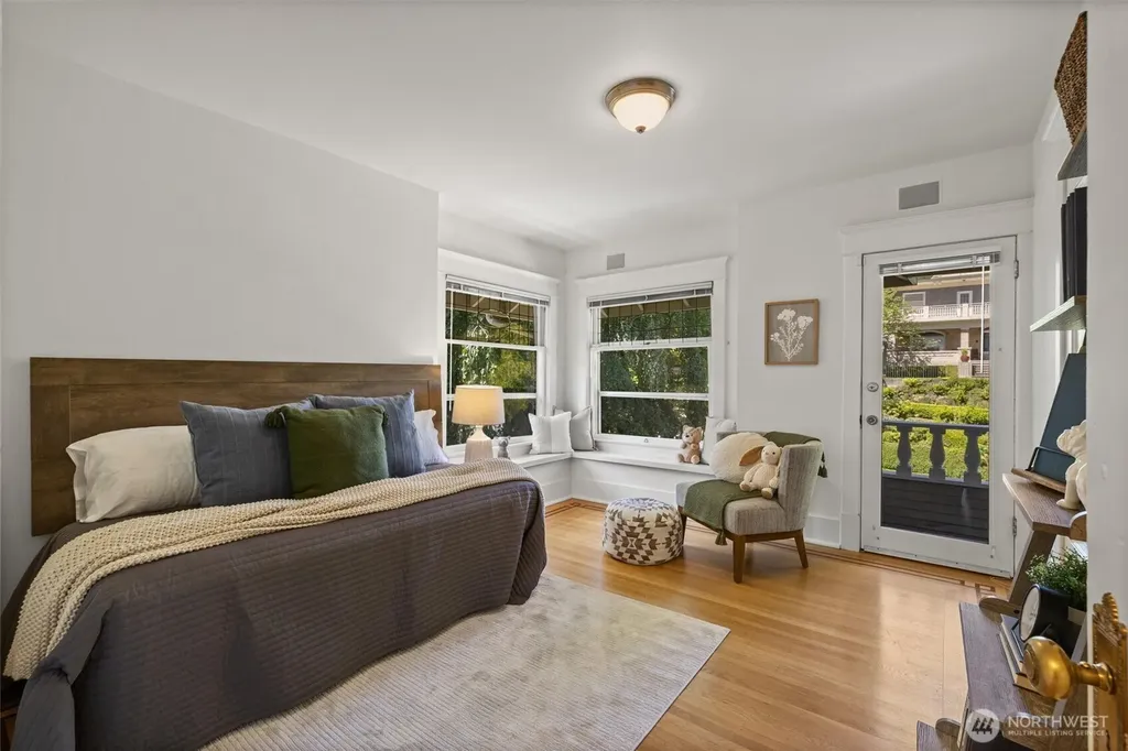 938 18th Avenue E Seattle WA 98112