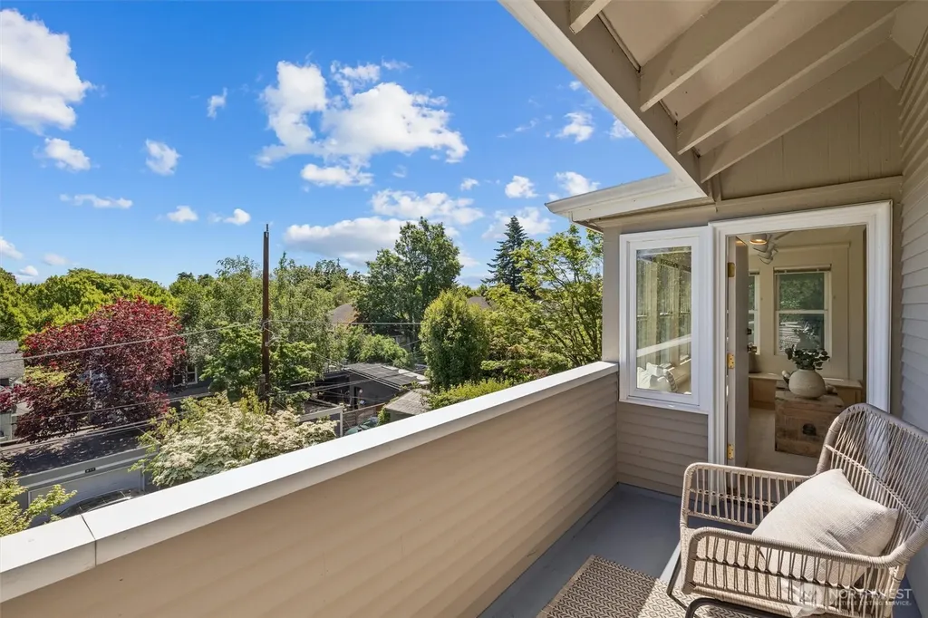 938 18th Avenue E Seattle WA 98112