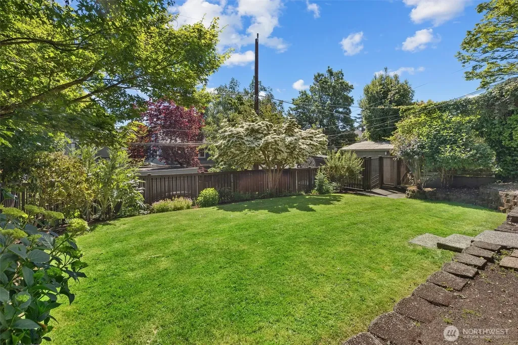 938 18th Avenue E Seattle WA 98112