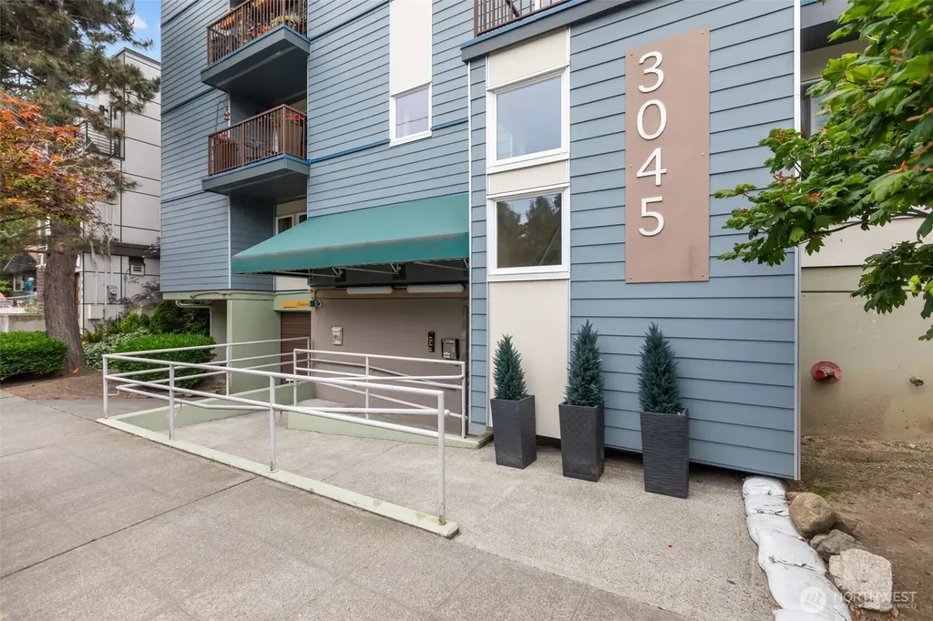 3045 20th Avenue W Seattle WA 98199