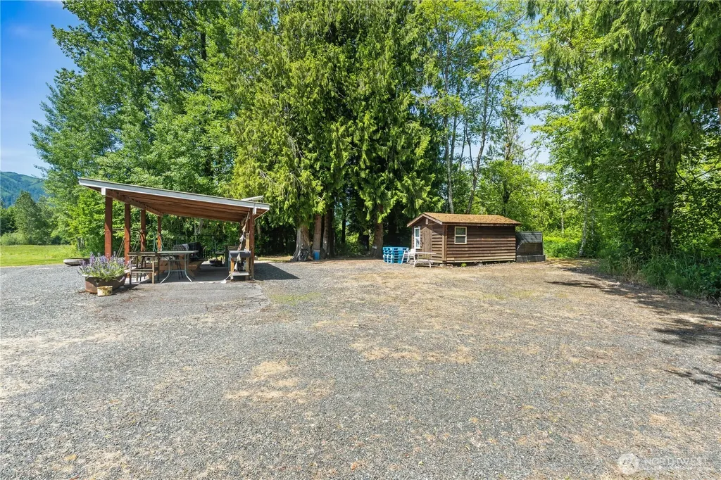 5537 Strand Road Deming WA 98244