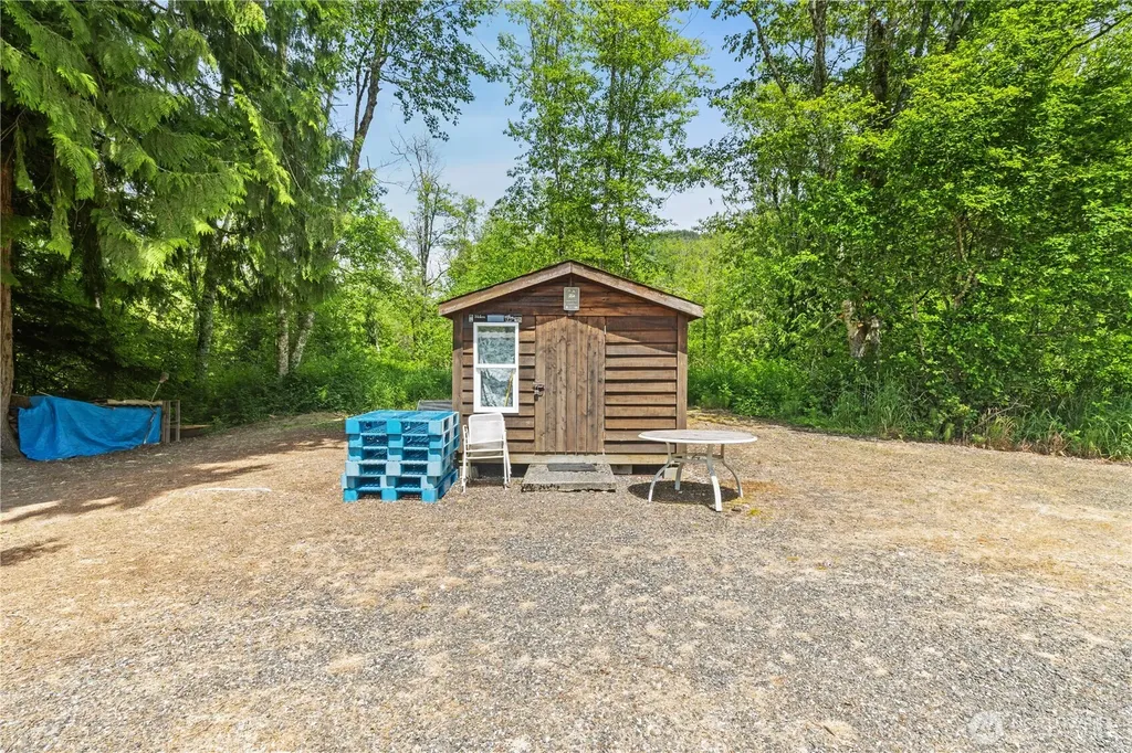 5537 Strand Road Deming WA 98244
