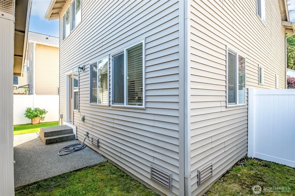 1186 Griggs Street Dupont WA 98327