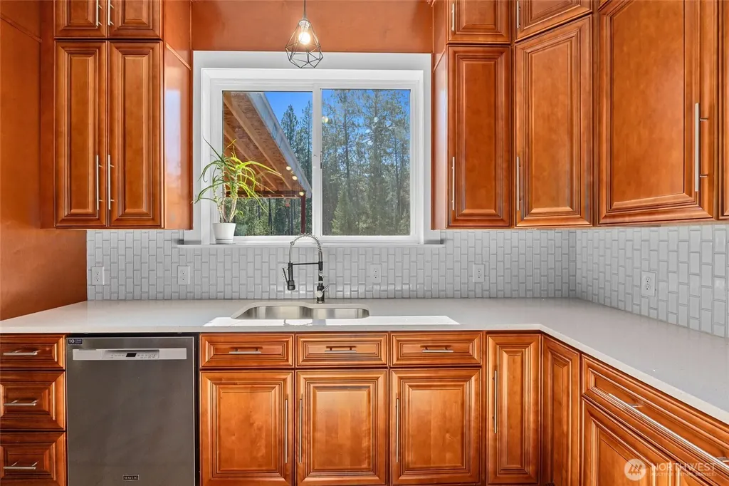 1196 Sunrise Way Evans WA 99126