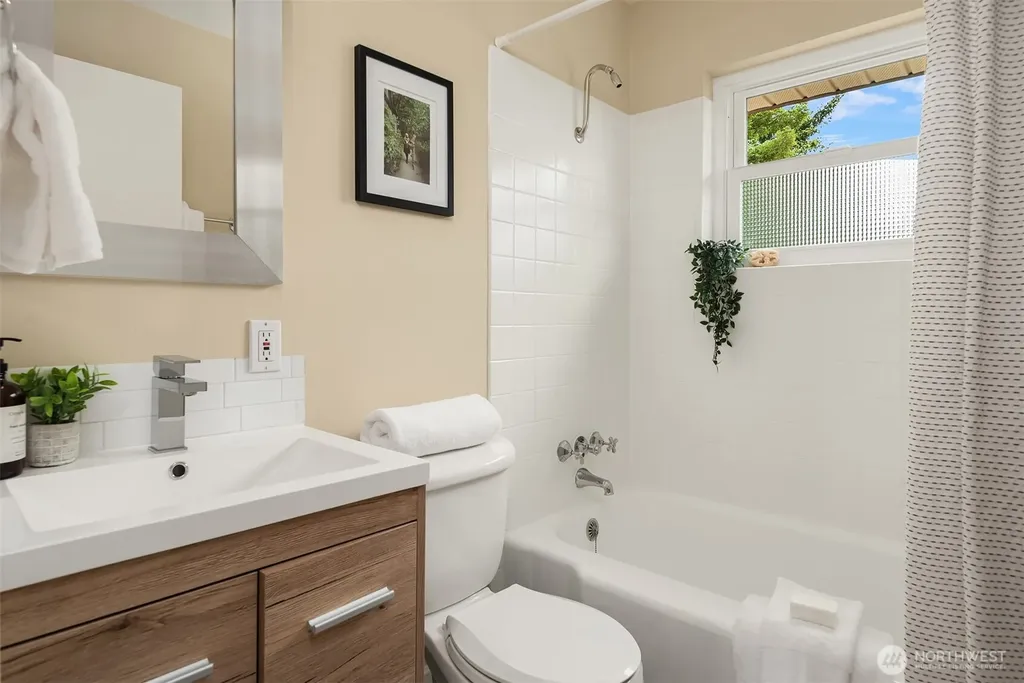 5028 41st Avenue SW Seattle WA 98136