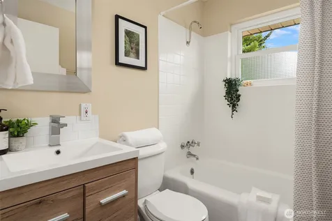 5028 41st Avenue SW Seattle WA 98136