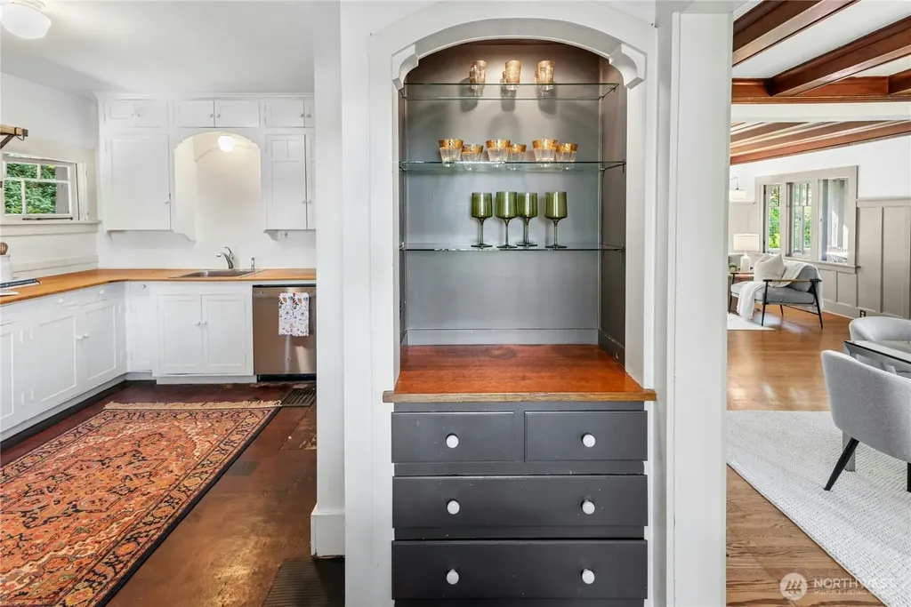 2077 E Howe Street Seattle WA 98112