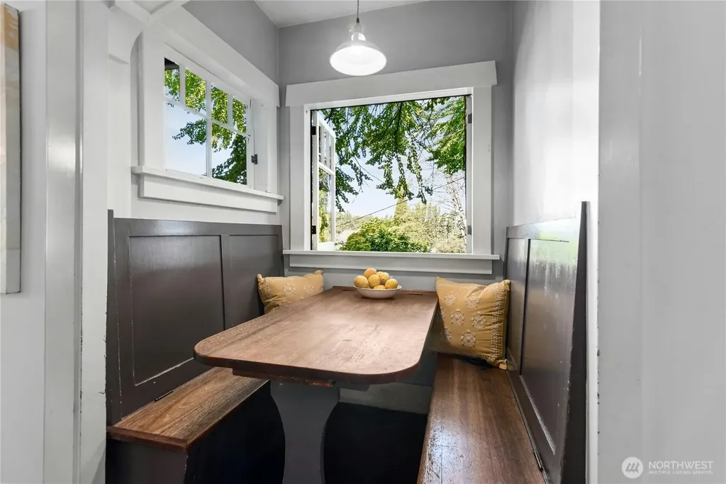 2077 E Howe Street Seattle WA 98112