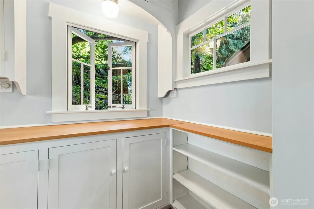 2077 E Howe Street Seattle WA 98112