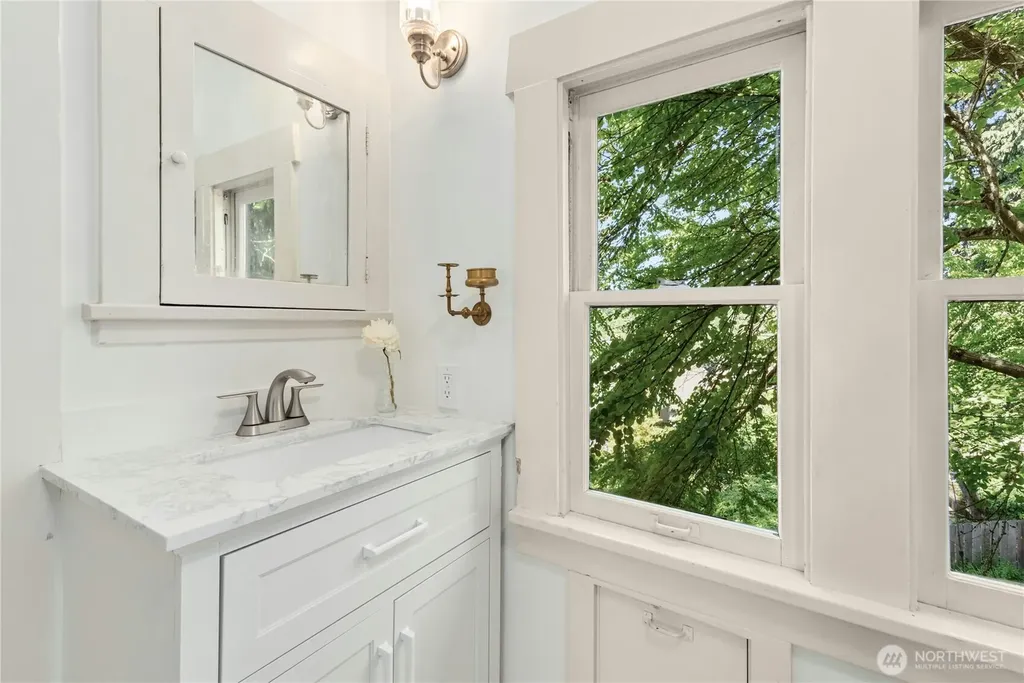 2077 E Howe Street Seattle WA 98112