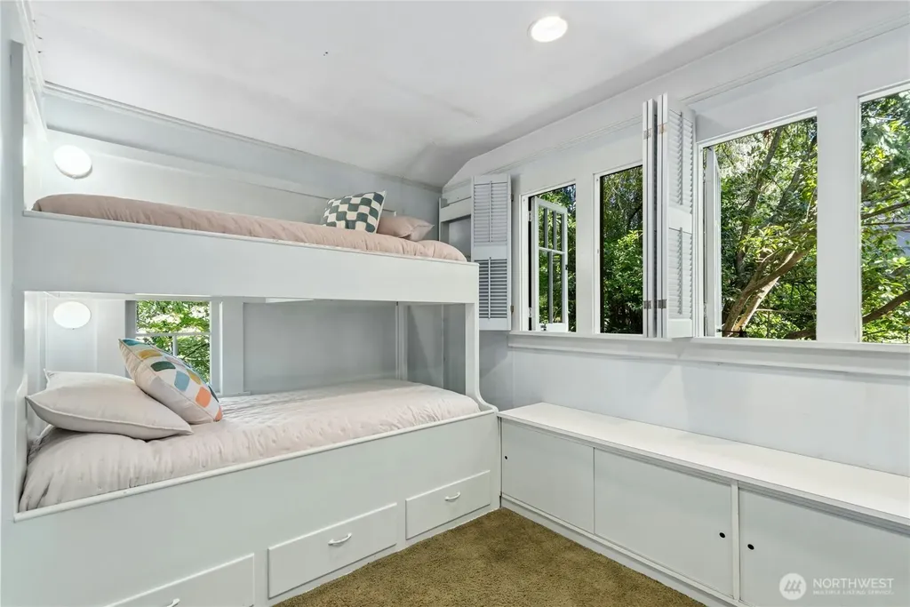 2077 E Howe Street Seattle WA 98112