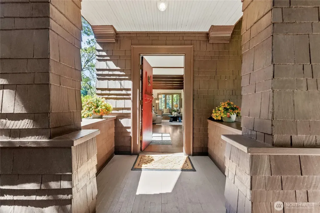 2077 E Howe Street Seattle WA 98112