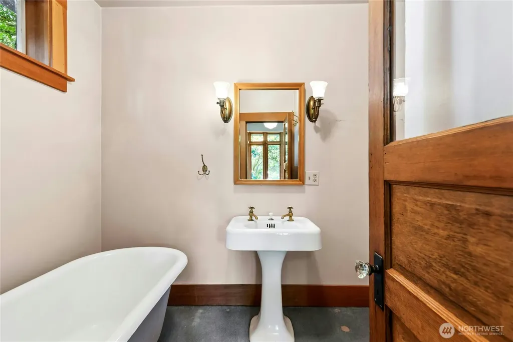 2077 E Howe Street Seattle WA 98112