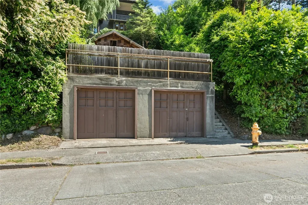 2077 E Howe Street Seattle WA 98112
