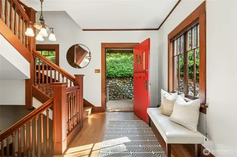 2077 E Howe Street Seattle WA 98112