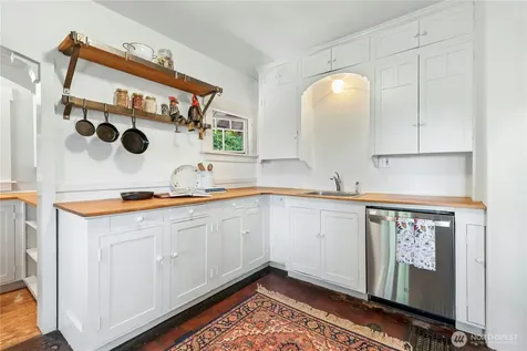 2077 E Howe Street Seattle WA 98112