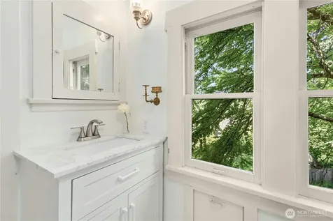 2077 E Howe Street Seattle WA 98112