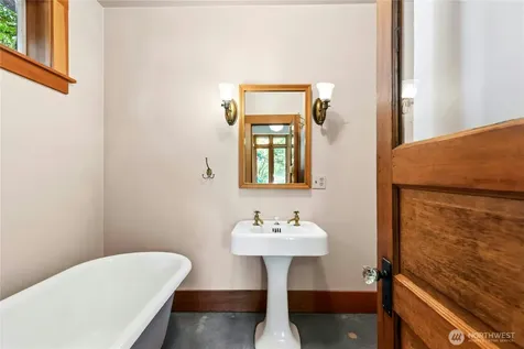 2077 E Howe Street Seattle WA 98112
