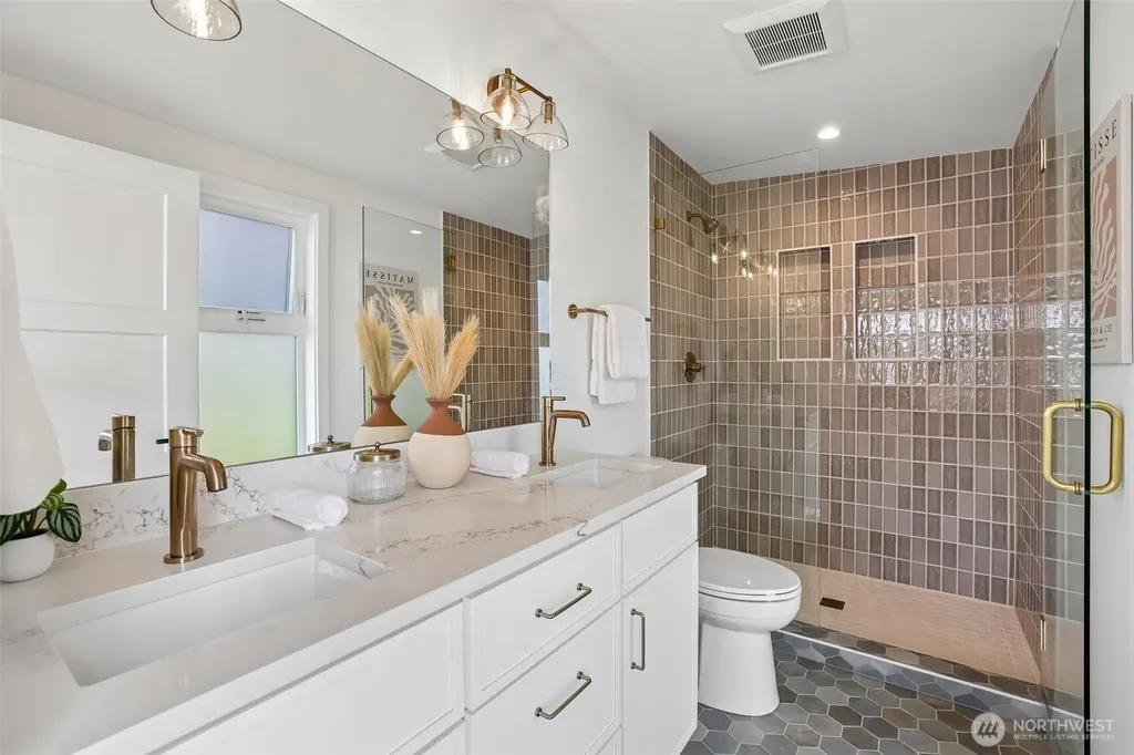 12582 Riviera Place NE Seattle WA 98125