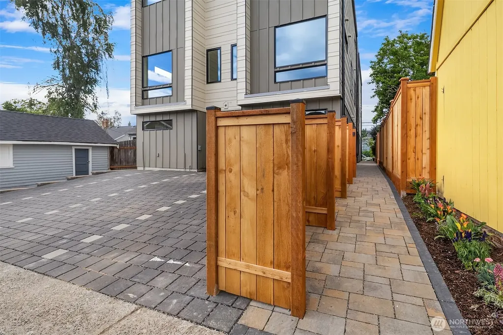 4353 SW Willow Street Seattle WA 98136