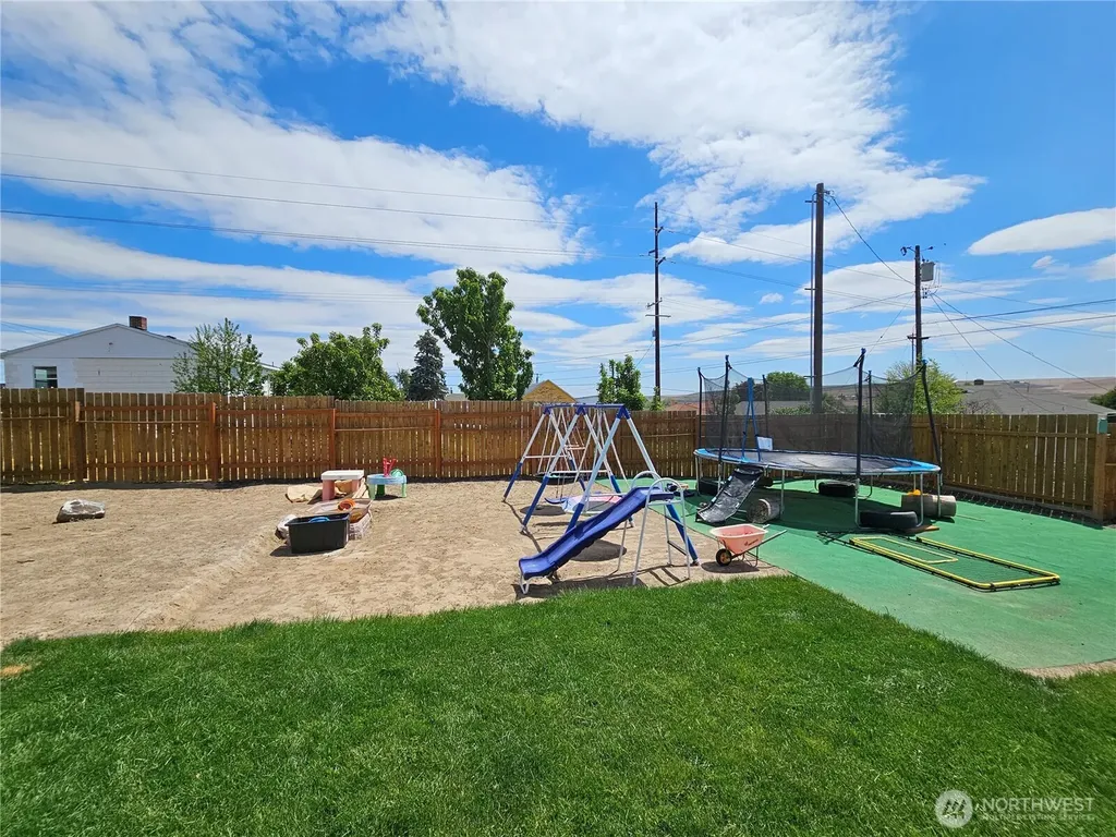 114 E 7th Street Lind WA 99341