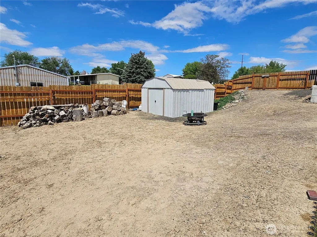 114 E 7th Street Lind WA 99341