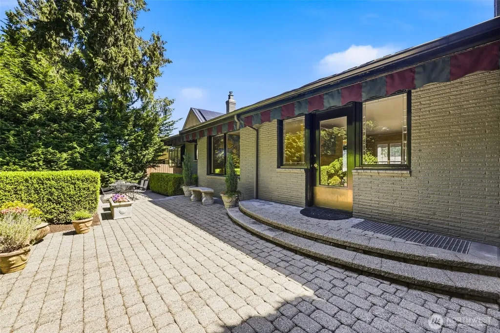 1637 Broadmoor Drive E Seattle WA 98112