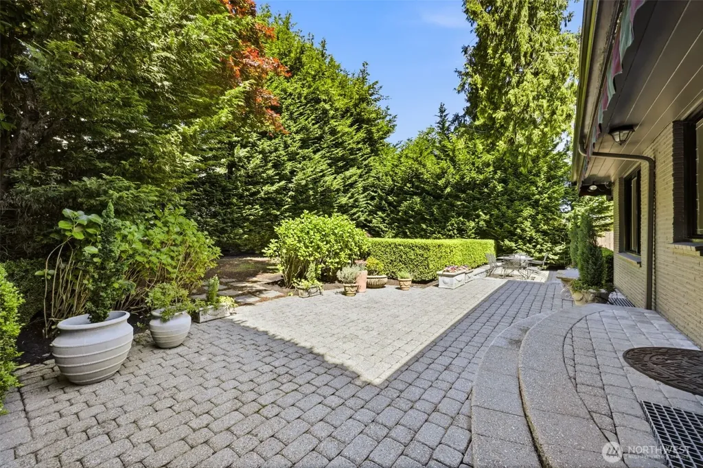 1637 Broadmoor Drive E Seattle WA 98112
