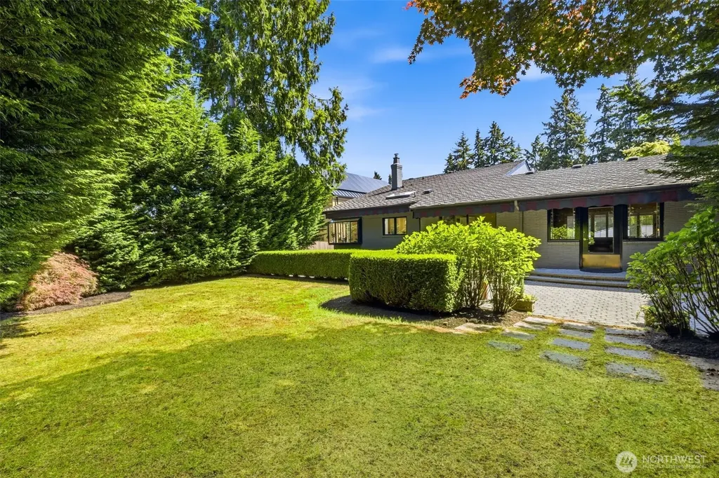 1637 Broadmoor Drive E Seattle WA 98112