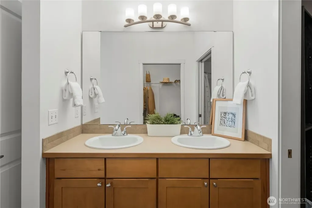 4045 S 212th Court Seatac WA 98198