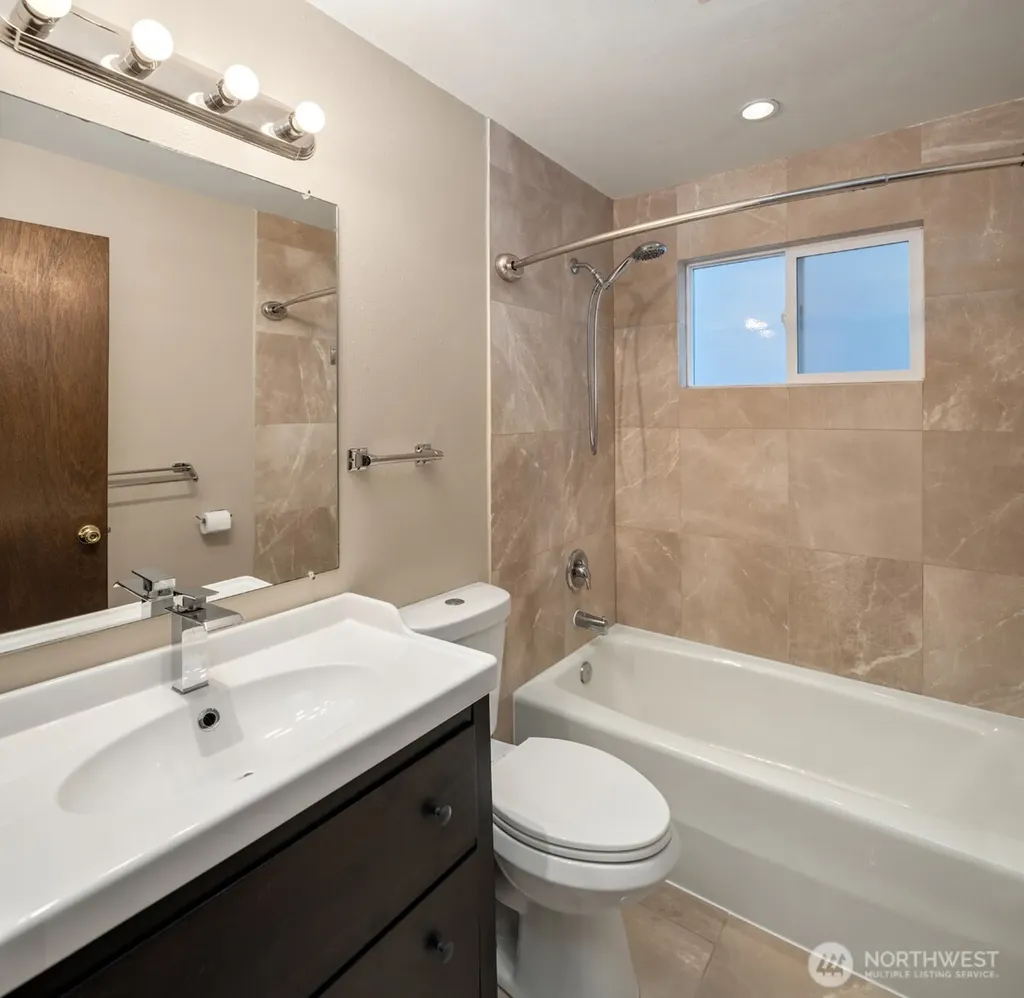 5220 21st Avenue NE Seattle WA 98105