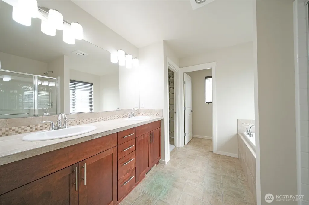 4241 R Street NE Auburn WA 98002