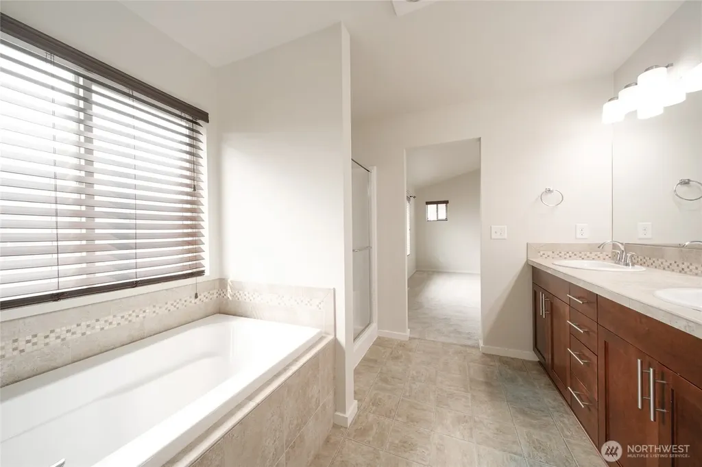 4241 R Street NE Auburn WA 98002
