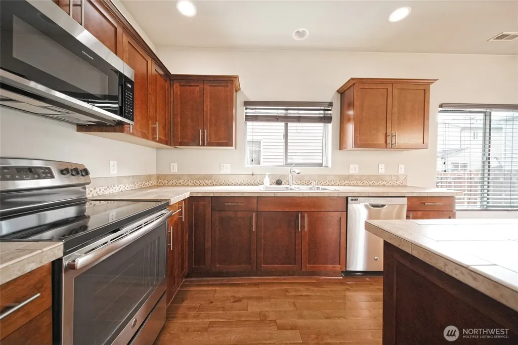4241 R Street NE Auburn WA 98002